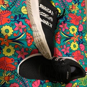 ⭐️2/$10 Womens 7.5 Adidas shoes EUC